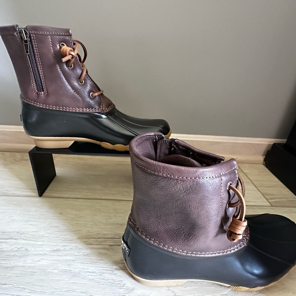 New - Sperry Big Kids Saltwater Brown Duck Boots YG55362